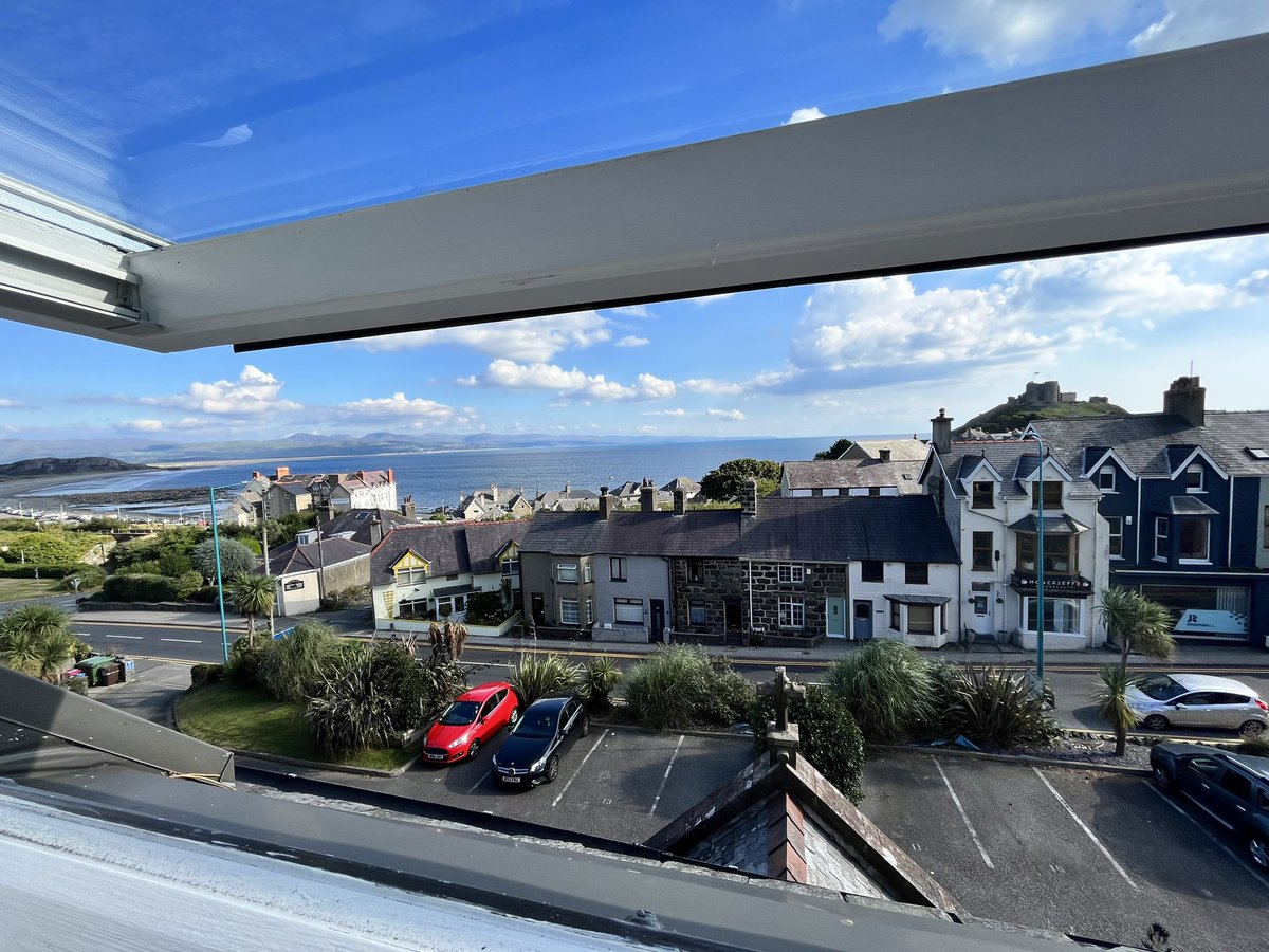 MrsOleary1814's tweet photo. Criccieth is beautiful 🌊🏰🤍🏴󠁧󠁢󠁷󠁬󠁳󠁿🙂 #SummerHolidayNumberThree  #SummerTime #Summer2022 #FamilyFunInTheSun https://t.co/jJzxv1AlEY