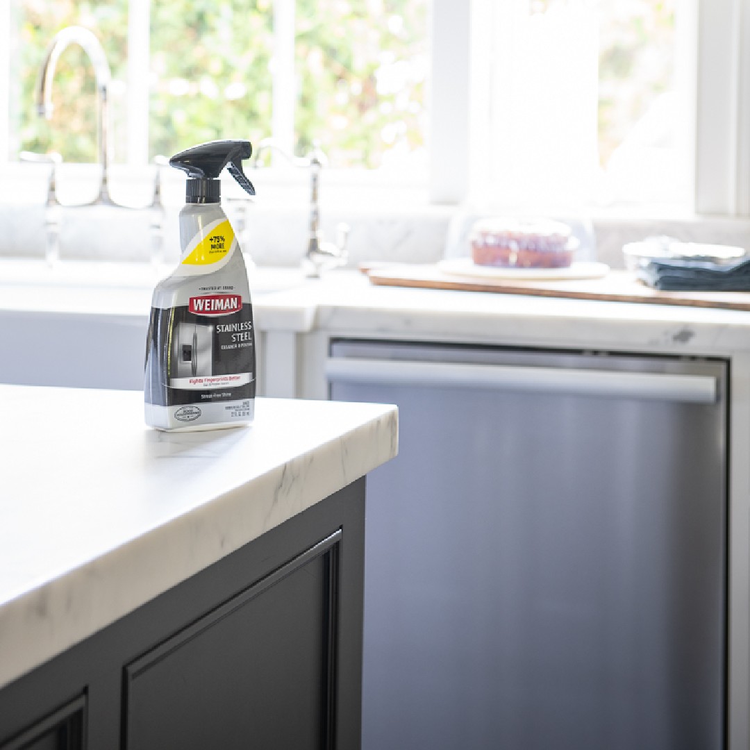Keep your stainless steel dishwasher free of greasy fingerprints and watermarks with Weiman. Find Yours Here: bit.ly/3AehBeT
📸: @sanctuaryhomedecor