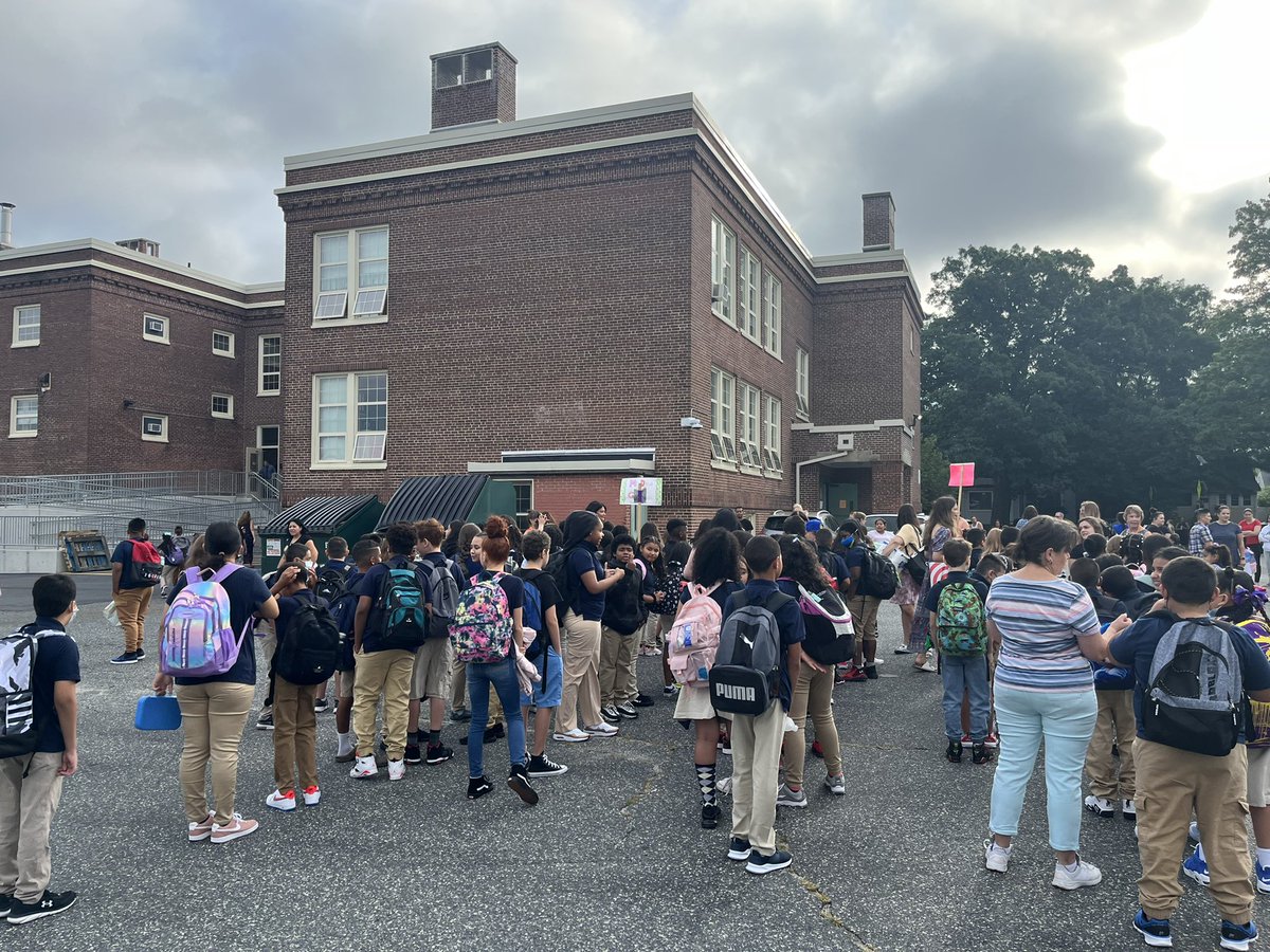 samuel_fanfan's tweet photo. First day of school arrivals was a success! Students were excited and thrilled to be back. @worcesterpublic #burncoatprep #firstdayofschool #eductors https://t.co/d7BZqDPCJp
