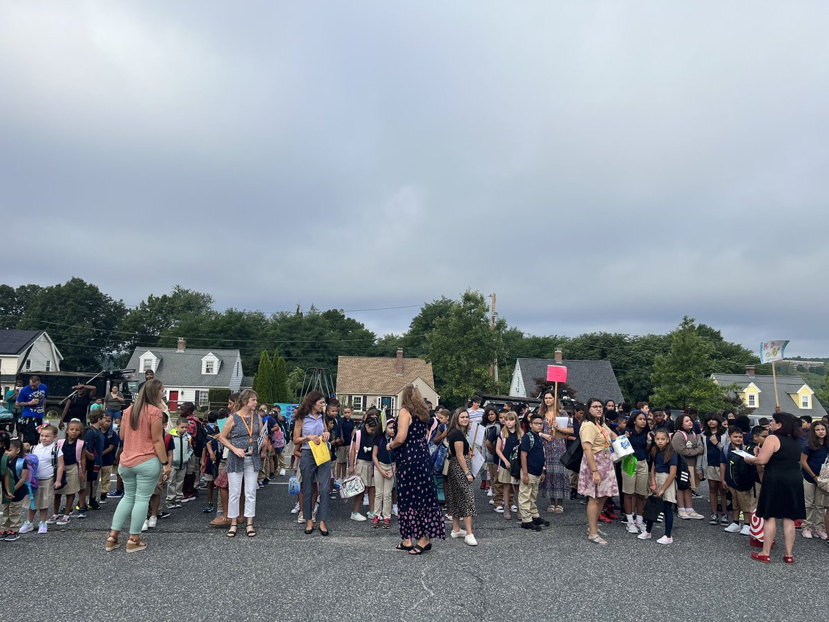 samuel_fanfan's tweet photo. First day of school arrivals was a success! Students were excited and thrilled to be back. @worcesterpublic #burncoatprep #firstdayofschool #eductors https://t.co/d7BZqDPCJp