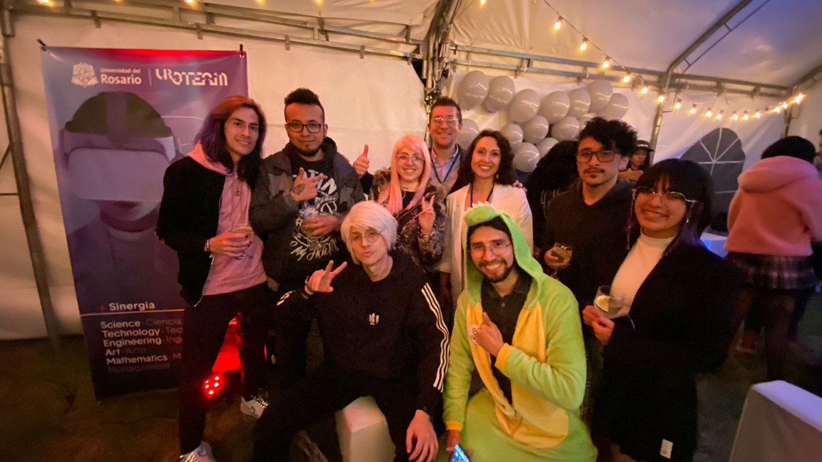 AdmonURosario's tweet photo. Así vivimos el #AwakeFest, un evento donde interactúan los principales actores del ecosistema #Gaming al cual pertenecemos como representantes de la academia.⚡
@Awk_Gaming @ProductosRamo, @vsglatam,@Logitech, @MonsterEnergyCO, #LG y @URosario https://t.co/1JZkoifOcP