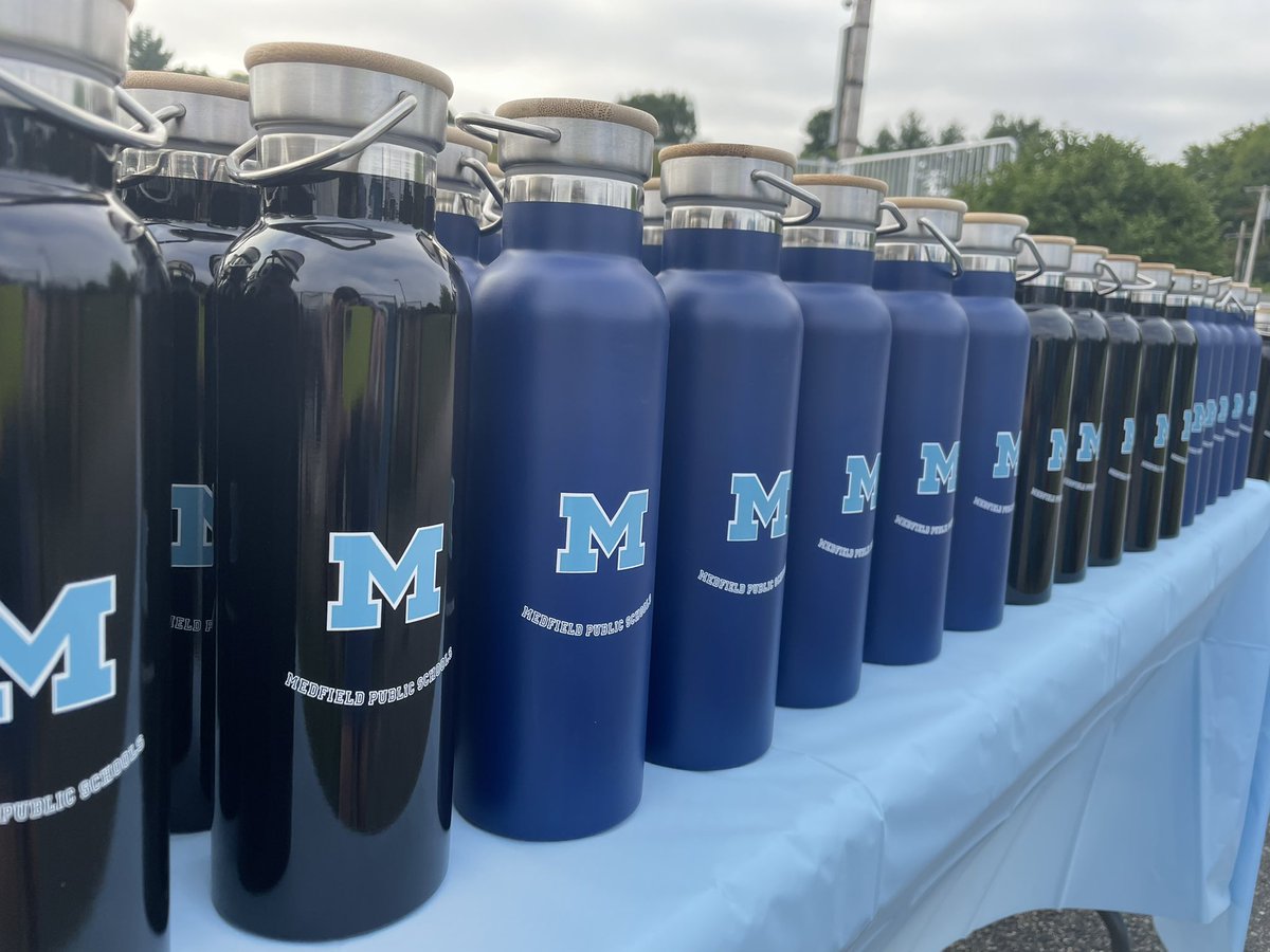 Christine_Power's tweet photo. A fantastic start to the 2022-2023 school year. TY to #medfieldps teachers, staff, and admin for a great day and to @MIIAsocial for supporting our team. #gethydrated #greatplacetowork https://t.co/eVn4c1w47a