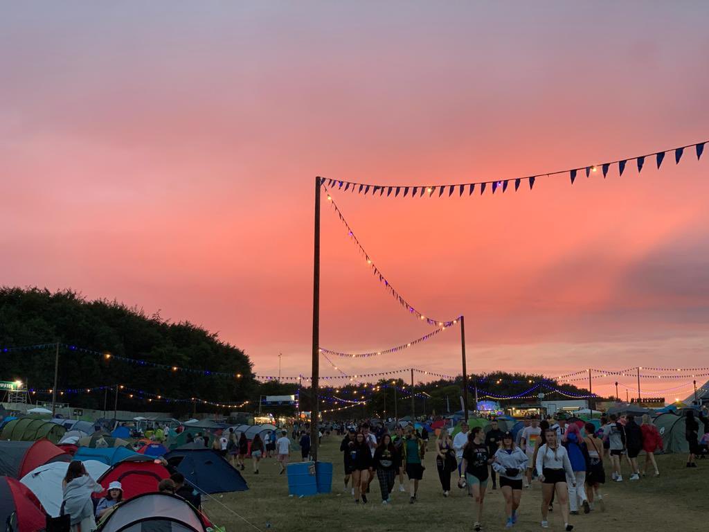 TomH345's tweet photo. Can’t beat a decent sunset at #LeedsFestival https://t.co/mozD7hYOXW