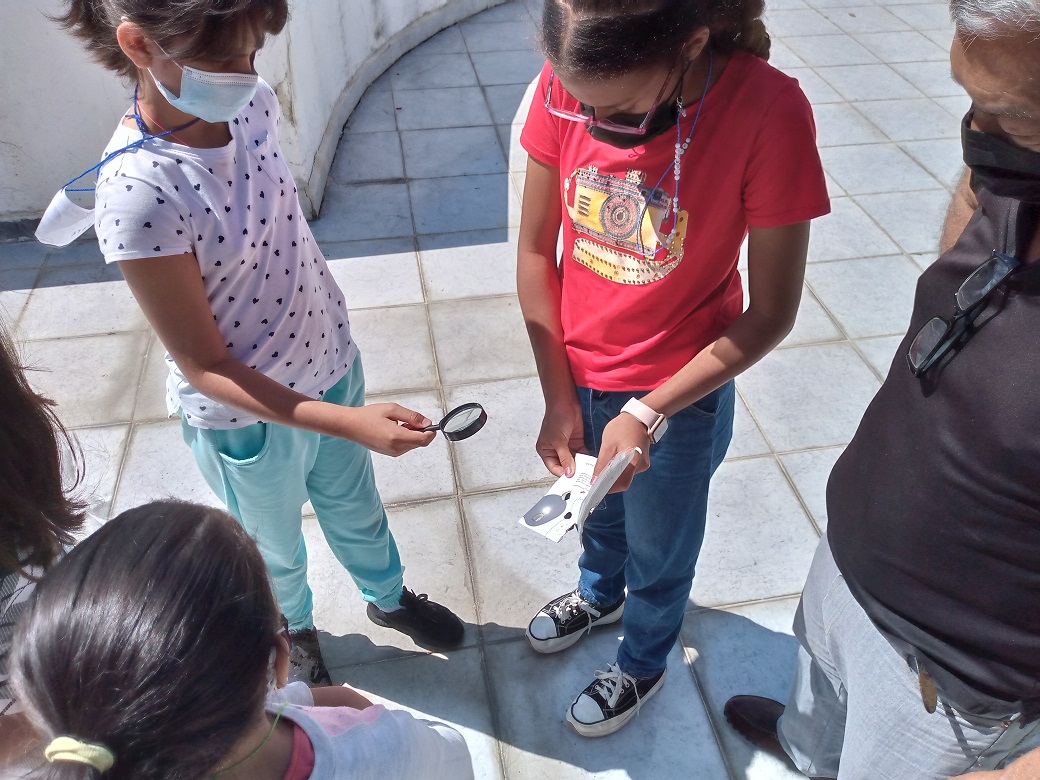 SocializaCIDA's tweet photo. Divulgadores del @centro_cida hablaron sobre astronomía y otras ciencias con las hijas y los hijos del personal de esta institución, #Cenditel y #Fundacite #Mérida, en el Plan Vacacional “Diviértete con la Ciencia 2022”.
Detalles acá: 👇
https://t.co/NyjAmiGA3B
#vacaciones https://t.co/wwVaj2J5ZK