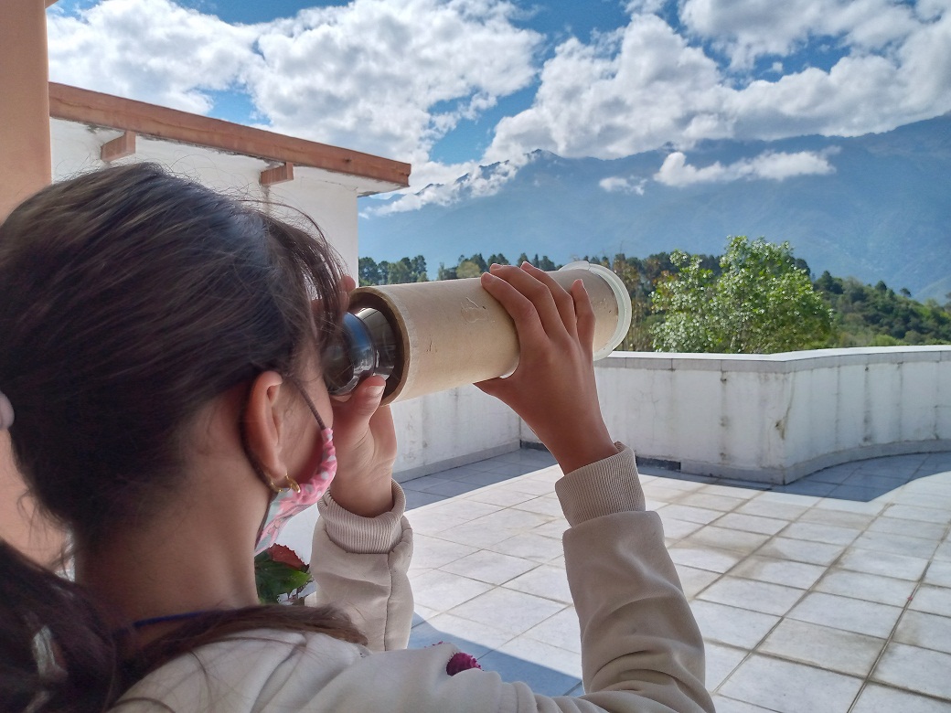 SocializaCIDA's tweet photo. Divulgadores del @centro_cida hablaron sobre astronomía y otras ciencias con las hijas y los hijos del personal de esta institución, #Cenditel y #Fundacite #Mérida, en el Plan Vacacional “Diviértete con la Ciencia 2022”.
Detalles acá: 👇
https://t.co/NyjAmiGA3B
#vacaciones https://t.co/wwVaj2J5ZK