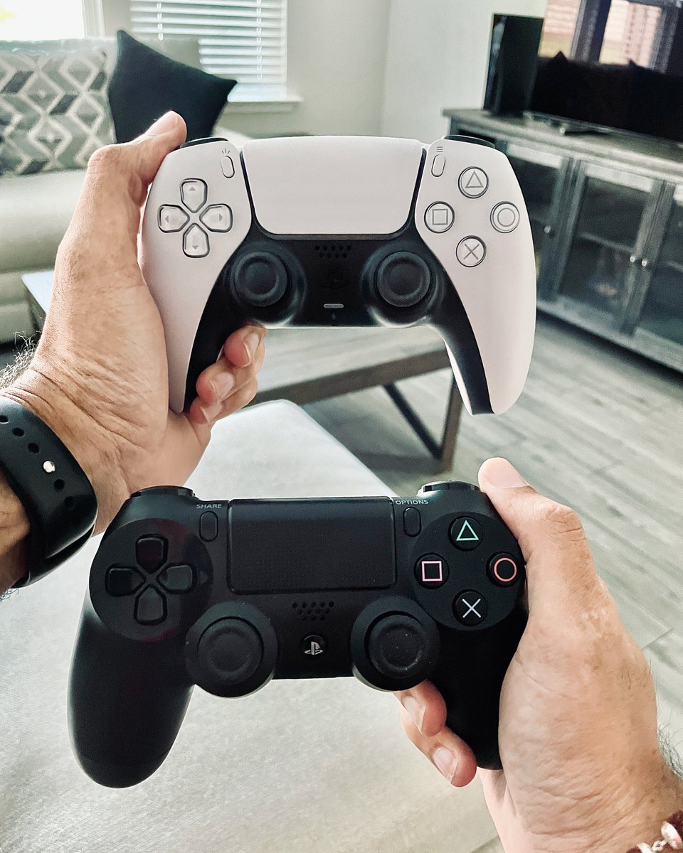 infinnitelife's tweet photo. The best controller designed by PlayStation! #DualSense
.
.
.
.
.
#playstation5 #playstation #ps5 #sony #bravia #a80j #playstationgamer #consolegamer #gamingsetup #gaminglife #gamerlife #nextgen https://t.co/6wMhEsicp0