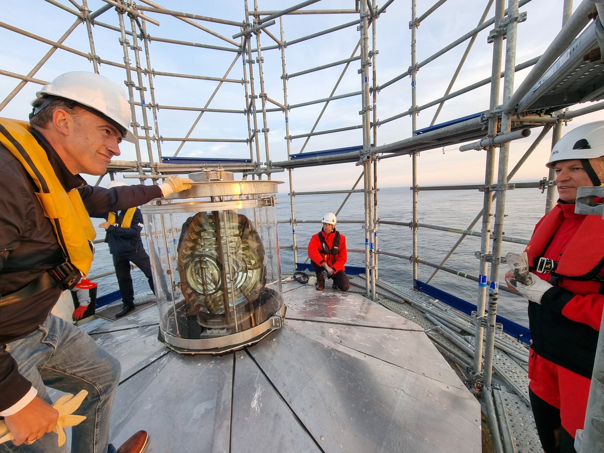 EricBanel's tweet photo. Au #phare d'#ArMen pour lancer la campagne de restauration de ce lieu très symbolique du littoral #breton
👉Un défi technologique et humain pour préserver et faire vivre un #patrimoine #maritime exceptionnel et toujours utile 🚢🌊
#Pharesetbalises #DGAMPA ⚓️ https://t.co/xDeFkY50sk