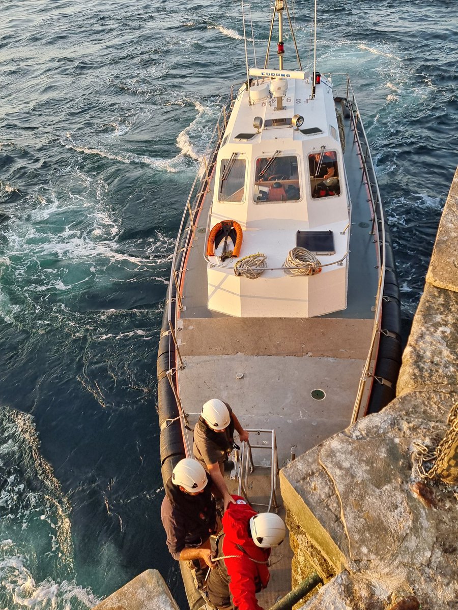 EricBanel's tweet photo. Au #phare d'#ArMen pour lancer la campagne de restauration de ce lieu très symbolique du littoral #breton
👉Un défi technologique et humain pour préserver et faire vivre un #patrimoine #maritime exceptionnel et toujours utile 🚢🌊
#Pharesetbalises #DGAMPA ⚓️ https://t.co/xDeFkY50sk