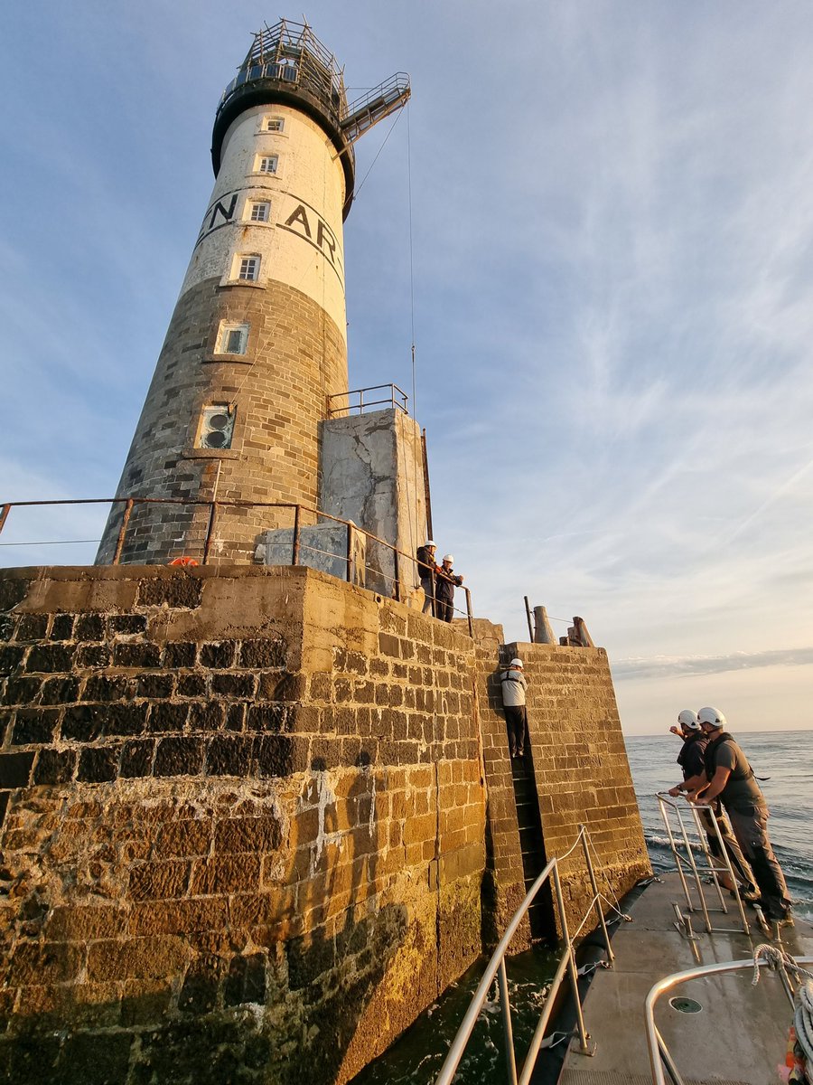 EricBanel's tweet photo. Au #phare d'#ArMen pour lancer la campagne de restauration de ce lieu très symbolique du littoral #breton
👉Un défi technologique et humain pour préserver et faire vivre un #patrimoine #maritime exceptionnel et toujours utile 🚢🌊
#Pharesetbalises #DGAMPA ⚓️ https://t.co/xDeFkY50sk