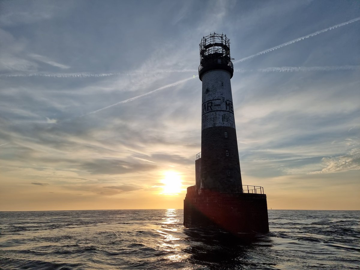 EricBanel's tweet photo. Au #phare d'#ArMen pour lancer la campagne de restauration de ce lieu très symbolique du littoral #breton
👉Un défi technologique et humain pour préserver et faire vivre un #patrimoine #maritime exceptionnel et toujours utile 🚢🌊
#Pharesetbalises #DGAMPA ⚓️ https://t.co/xDeFkY50sk