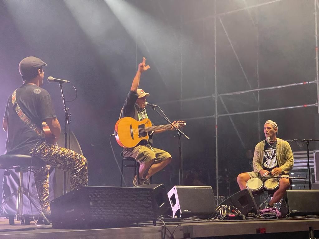 foipolovento's tweet photo. #oPovoGalegoUnidoContraADepredaçomEnergética
🔴 Concerto de @manuchao #ACrunha
Obrigadas Miguel Rumbao
💜🔥
#LuitasPolaVida na #DefesaDaTerra
#NasCidadesEoRuralJuntasContraOCapital
#MafiaEólicaForaDaGaliza
#PoliticKills https://t.co/2Y8vBHqklK