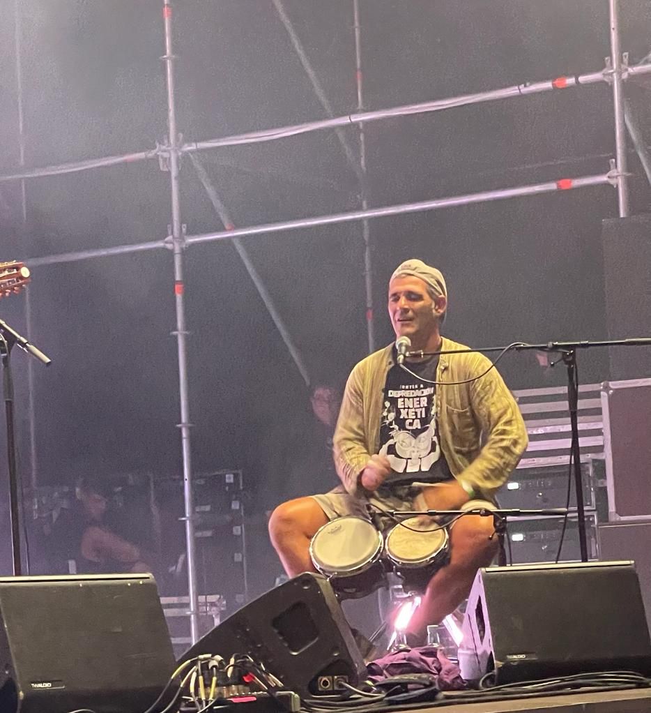 #oPovoGalegoUnidoContraADepredaçomEnergética  
🔴 Concerto de <a href="/manuchao/">Manu Chao</a> #ACrunha
Obrigadas Miguel Rumbao 
 💜🔥 
#LuitasPolaVida na #DefesaDaTerra
#NasCidadesEoRuralJuntasContraOCapital 
#MafiaEólicaForaDaGaliza
#PoliticKills
