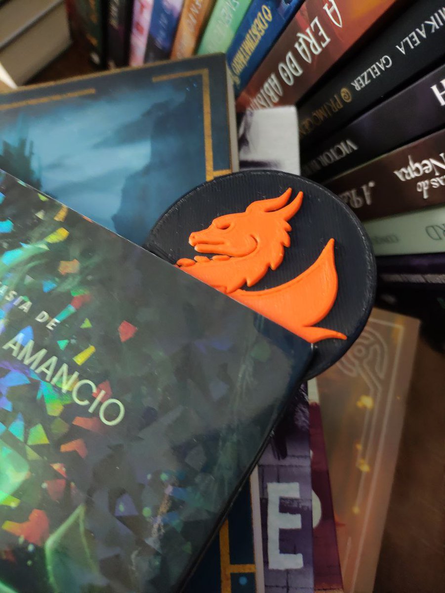 Ed_PenDragon's tweet photo. Como vocês sabem, mês que vem é o Mês do Dragão, graças ao meu aniversário (e o da editora)! Então, vai rolar promoção e brindes especiais e exclusivos! Serão brindes progressivos, de acordo o valor comprado, vc desbloqueia um brindes! Fiquem atentos para +info nos próximos dias. https://t.co/9NlW43bC7b