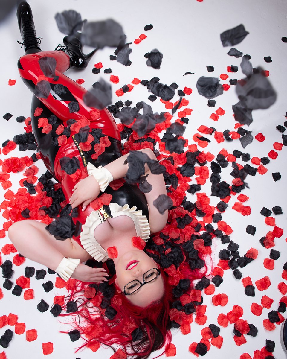 AshleyMerwinVIP's tweet photo. Evening everyone! 😈 Hope you all had a great weekend 🥰 What's your favourite thing about this outfit?! ❤️🖤

For more of me, check out: https://t.co/0MaQ3pwXHN 💋
.
.
.
.
.
#blackheels👠 #redlipstick💋 #latexlady #blackandredhair #latexbodysuit #redgirls #latexqueen #redhair https://t.co/txWyQAcK9X