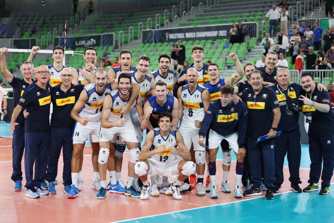 Federvolley's tweet photo. #MWCH2022 🏆
PICS📸
La gioia azzurra 🤩 dopo la vittoria contro la Turchia e l'aritmetica qualificazione agli ottavi di finale 👏

#ItaliaTurchia | @volleyballworld https://t.co/HAVpjhX7CO