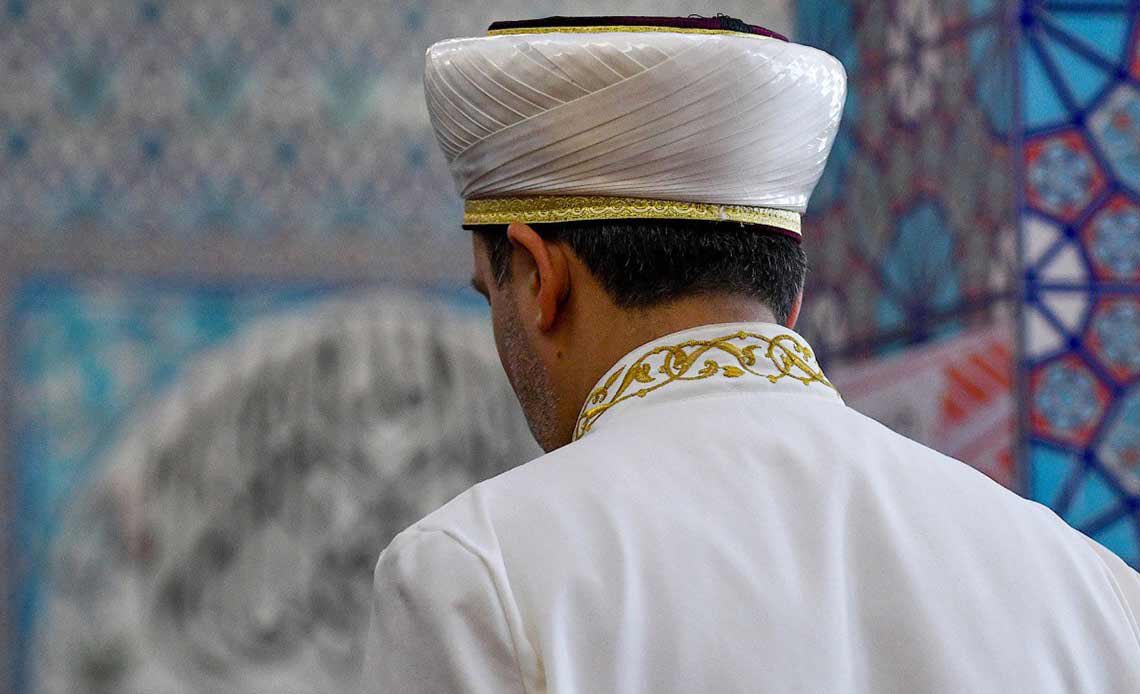 23 DERECE (@yirmiucderece) on Twitter photo 📌Antalya Kumluca’da imam E.U., yaz kurslarına katılan 7 ve 8 yaşındaki 2 kız çocuğunu taciz ettiği gerekçesiyle tutuklandı.
📍Başlangıçta serbest bırakılan imam, Savcılığın itirazı üzerine tekrar gözaltına alındı ve mahkemece tutuklanarak cezaevine gönderildi. 📌Antalya Kumluca’da imam E.U., yaz kurslarına katılan 7 ve 8 yaşındaki 2 kız çocuğunu taciz ettiği gerekçesiyle tutuklandı.
📍Başlangıçta serbest bırakılan imam, Savcılığın itirazı üzerine tekrar gözaltına alındı ve mahkemece tutuklanarak cezaevine gönderildi.