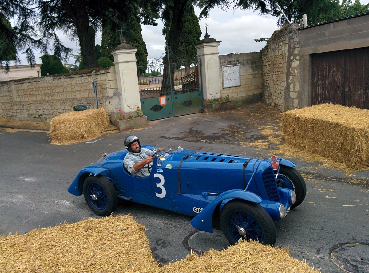 leblogauto's tweet photo. @NHoonited @antoons22 @renault_fr C'est vrai que le bleu c'est pas mal... #blueber
2017 (mais elle était encore là en 2022) https://t.co/zsnmVnyUwR