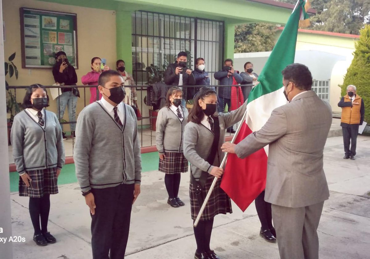 Escuela #SecundariaGeneral “Pánfilo Mercado Samperio”, #MineralDeLaReforma, Sector 1, Zona 26, #InicioDeCicloEscolar22-23, reciben de manos de los directivos del plantel sus útiles escolares. #RegresoAClases #HidalgoCreceEnEducación