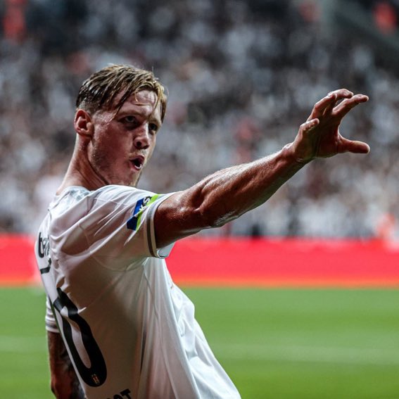 Weghorst on fire !! 🦅 10 milyonu şimdiden toplamaya başlayalim beşiktaş taraftari olarak böbrek vermeye haziriz :)