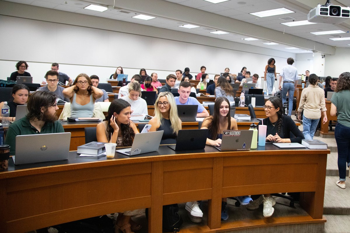 GeorgetownLaw's tweet photo. Welcome and welcome back to #GeorgetownLaw's new and returning students as we kick off the 2022-23 academic year! Our campus was bustling with energy and enthusiasm today for the first day of fall classes. It is so wonderful to see our #HoyaLawyas back on campus again! ππ https://t.co/ZU3X9y90RB