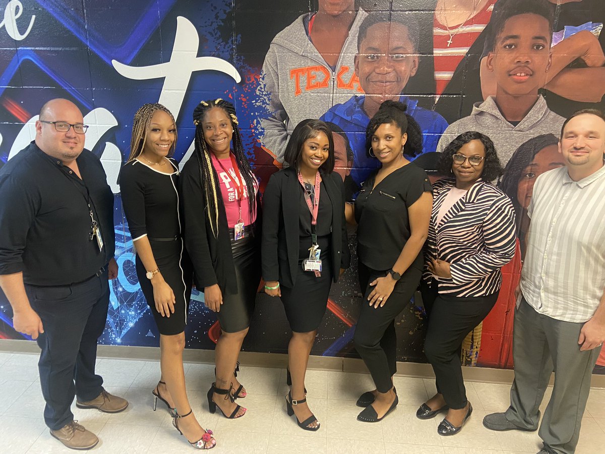 MsWhite_26's tweet photo. This is what “Dress Your Best” looks like on Mondays here at @Reed_Middle #ReadingLanguageArtsTeam 📓📚✏️ https://t.co/uWPJkIwnrB