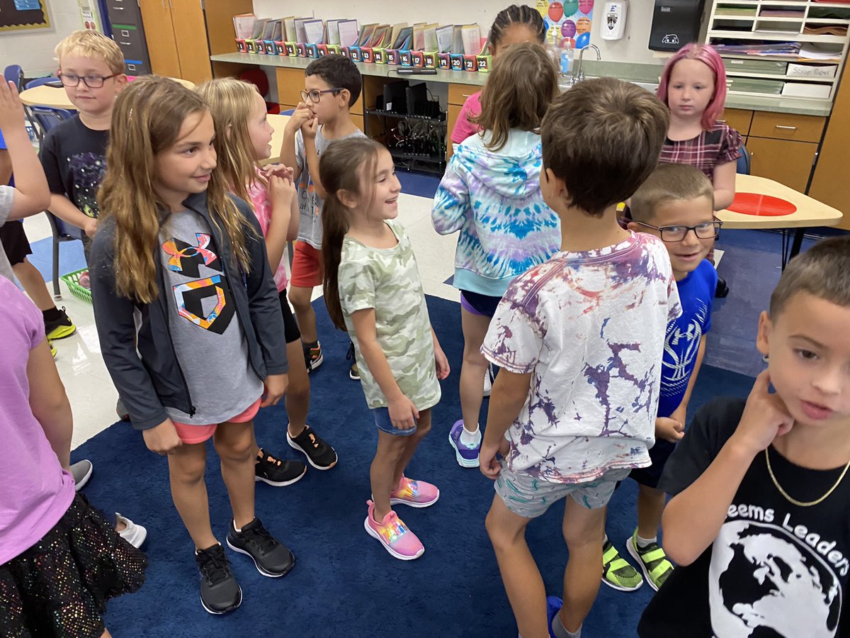 MissETechie's tweet photo. Learning how to respectfully greet each other as #leaders! Eye contact and pleasant tone are key!  #First8Days @TheLeaderinMe https://t.co/2l65z5evFw