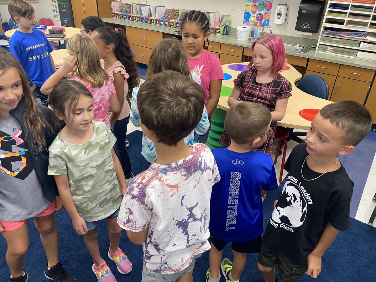MissETechie's tweet photo. Learning how to respectfully greet each other as #leaders! Eye contact and pleasant tone are key!  #First8Days @TheLeaderinMe https://t.co/2l65z5evFw