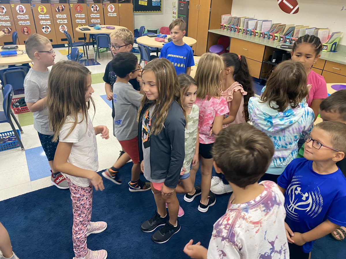 MissETechie's tweet photo. Learning how to respectfully greet each other as #leaders! Eye contact and pleasant tone are key!  #First8Days @TheLeaderinMe https://t.co/2l65z5evFw