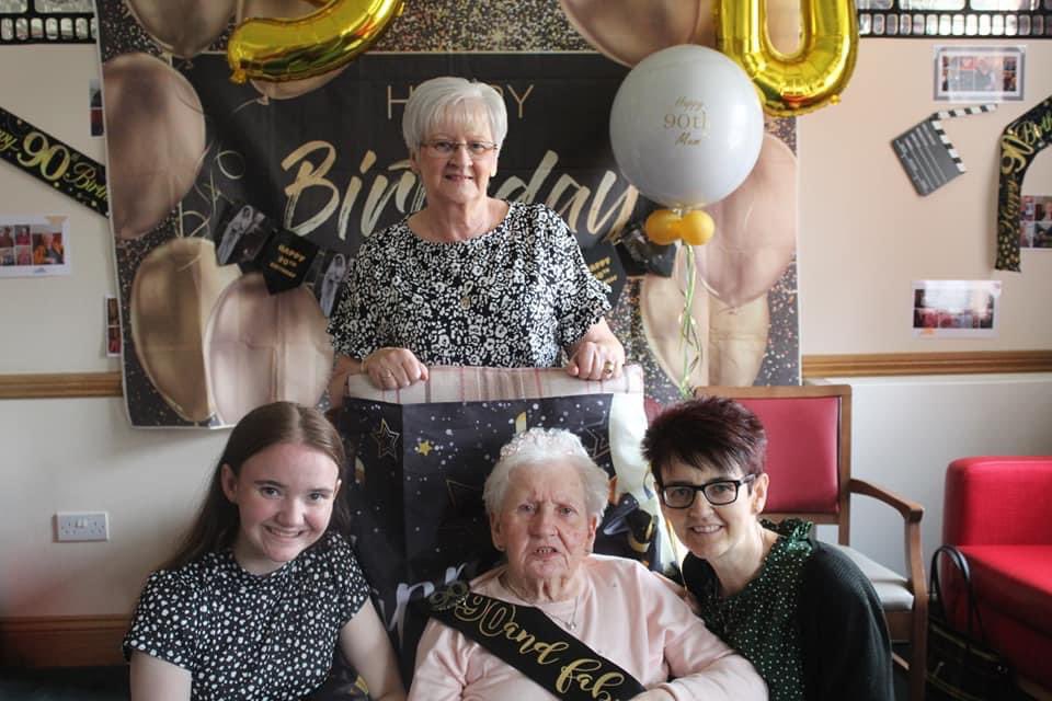 ciara_barbour's tweet photo. Celebrating 90 years of Nana ❤️ https://t.co/jpdhSUL1YP