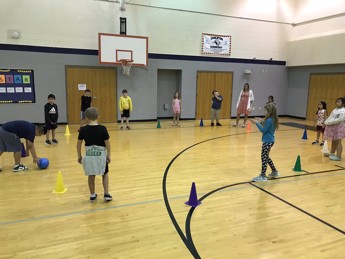 AcuffCoach's tweet photo. EES l💙ves a good game of “Strikerball”!!! #pe #eesoars https://t.co/gZOj58tpOF