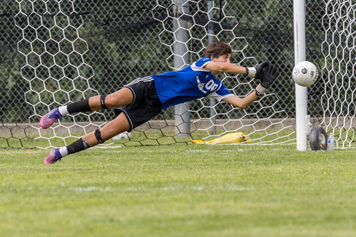 AustinJDErtel1's tweet photo. 👀👀🔥🔥🧤🐻⚽️
@RumadoSports @LVHoosierGK @ImCollegeSoccer @SoccerMomInt @LCHSAthletics @LCBearsSoccer @EliteSoccerPlay 
#superman #makingstops #keeper #portero #magicgloves #cleansheet #WINNER https://t.co/OXjoehHKQt