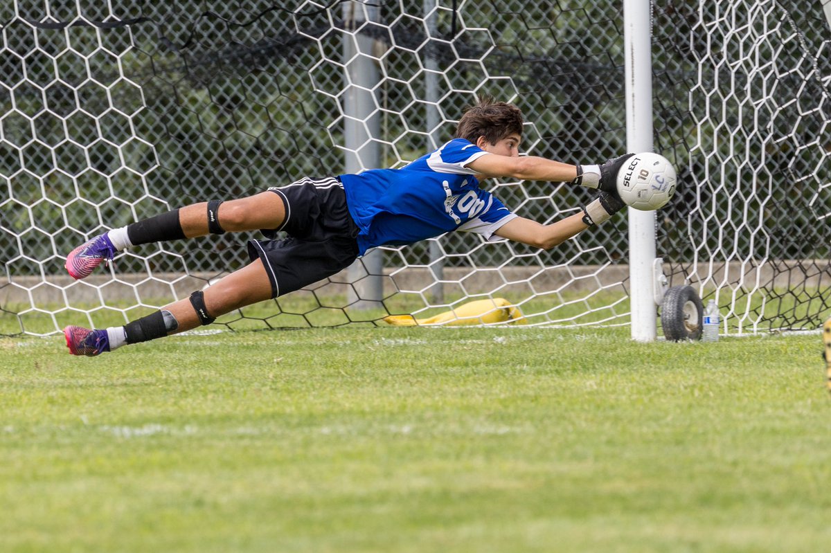 AustinJDErtel1's tweet photo. 👀👀🔥🔥🧤🐻⚽️
@RumadoSports @LVHoosierGK @ImCollegeSoccer @SoccerMomInt @LCHSAthletics @LCBearsSoccer @EliteSoccerPlay 
#superman #makingstops #keeper #portero #magicgloves #cleansheet #WINNER https://t.co/OXjoehHKQt