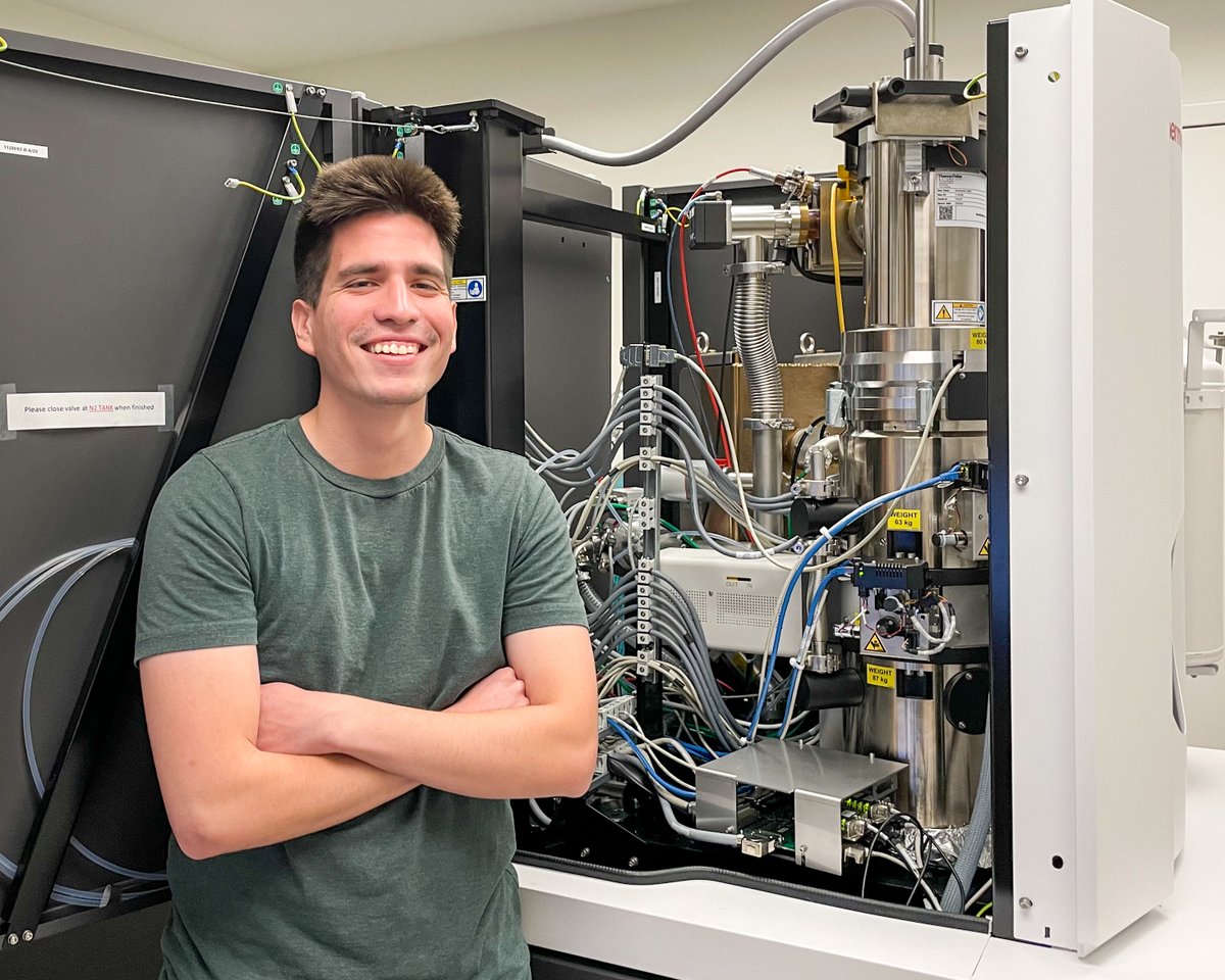 The whole lab is proud of @andresffb for earning a Molecular Biophysics Training Grant! An accomplished writer &amp; careful thinker, Andres put together a compelling proposal (&amp; our first foray into infectious disease)! A well-deserved recognition and exciting new direction. 🧫🦠