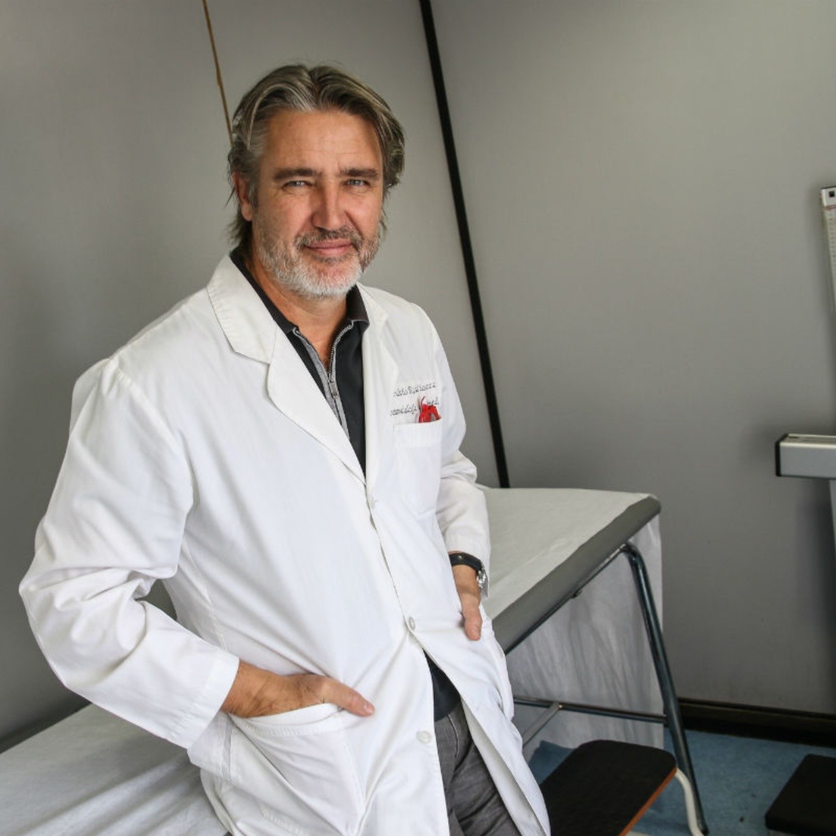 Flaca no me claves
Tus puñales
Por la espalda
Tan profundo
No me duelen
No me hacen mal