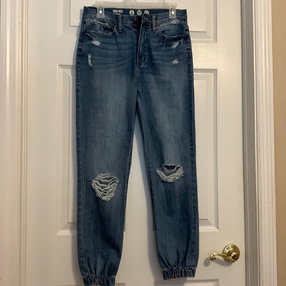 jokatzamazfinds's tweet photo. So good I had to share! Check out all the items I'm loving on @Poshmarkapp from @sarahsaintjohn @piece_of_scrap #poshmark #fashion #style #shopmycloset #rewash #stoneycloverlane #levis: https://t.co/VRO5jlZchf https://t.co/5yCYBVLY7p