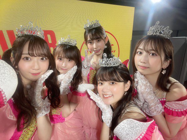kentakarinshika's tweet photo. 放プリちゃんの布教で今日も10枚、明日は #ビーコル ブースターに15枚〜の予約取りつけたよう😆
この店だけで50枚近く配布できたとか、なんて素敵な職場かしら😆

#放課後プリンセス 
#MyPrincessIII 

#ささらぶ
#横浜ビーコルセアーズ 
#例のパンが好きブースターが配ってくれるよう https://t.co/LEYtgtAGhJ