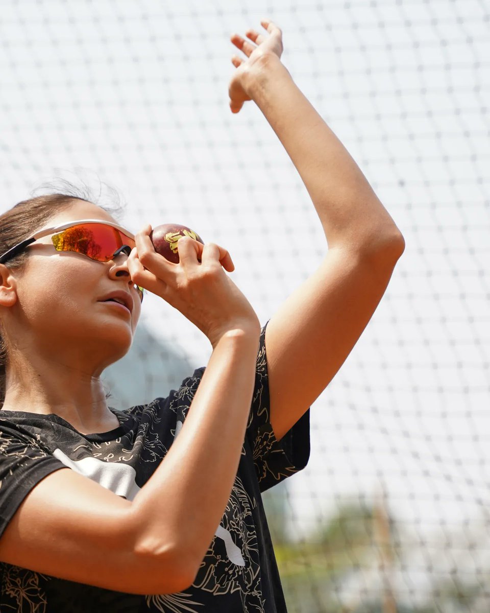 BangNews002's tweet photo. ANUSHKA SHARMA 'CHAKDA XPRESS' BTS IS HERE Here's the BTS video of #ChakdaXpress - starring #AnushkaSharma - inspired by the life of #JhulanGoswami #NetflixFilmsDay event Soon on @NetflixIndia
#HarDinFilmyOnNetflix @AnushkaSharma @JhulanG10 @OfficialCSFilmz @prosit_roy https://t.co/1iDnXCpsA7