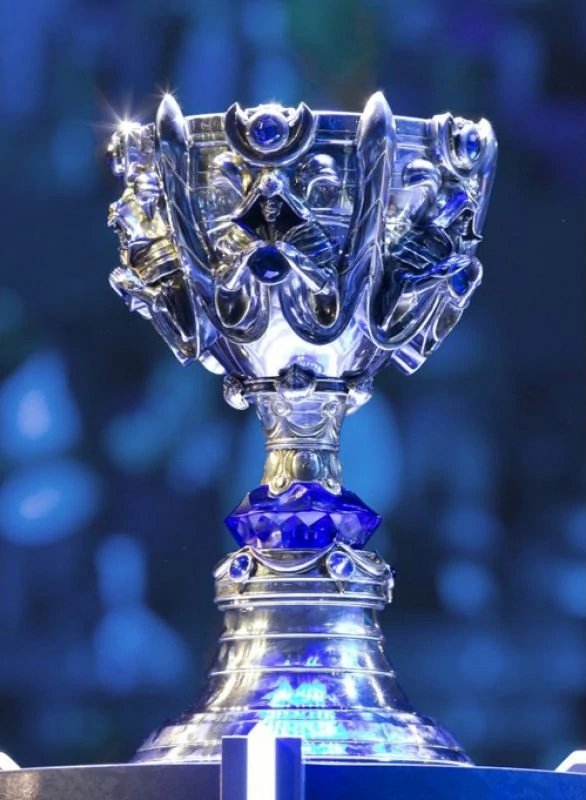 VeraxEsports's tweet photo. What ya'll think? I like the old one more tho, gives more championship vibes. #NewTrophy #lolesports 
 Old                     New https://t.co/lX84EbnLvD