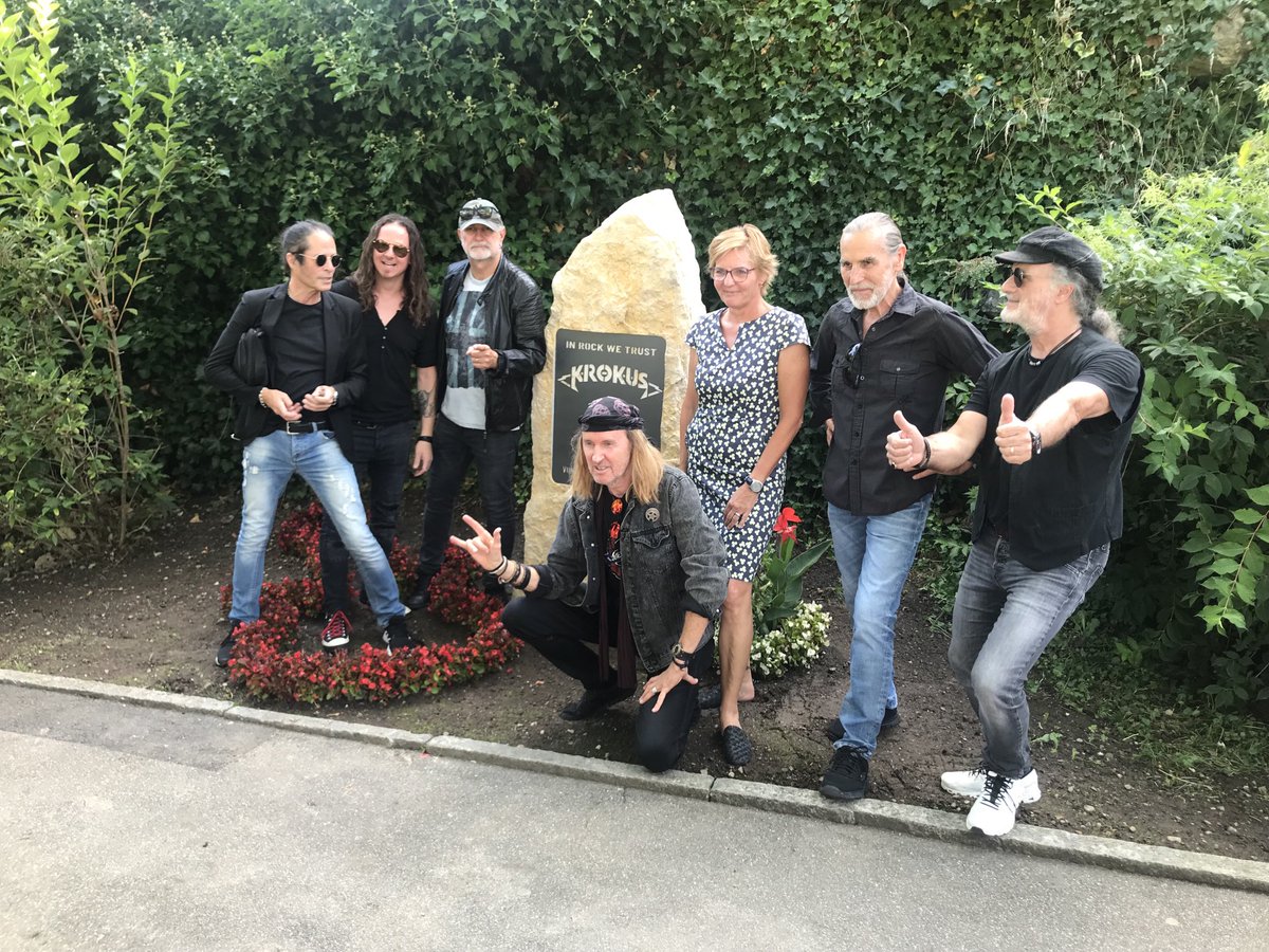 JaggiMarco's tweet photo. Die Stadt Solothurn ehrt die Rocker von #Krokus mit einem Stein. Im Frühling setzt der Staftgärtner dann noch… Krokusse! In #rock we trust!! https://t.co/F6Sj1ay8o3