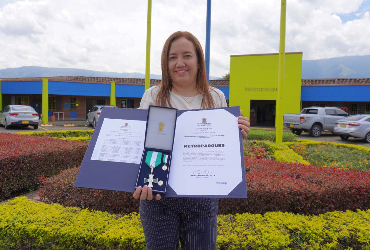 MetroparquesM's tweet image. Recibimos Medalla al Mérito Educativo y Cultural Porfirio Barba Jacob Categoría Plata de manos de nuestro alcalde @QuinteroCalle, por nuestros 20 años brindando alternativas de recreación y esparcimiento para el buen aprovechamiento del tiempo libre a los habitantes de la ciudad