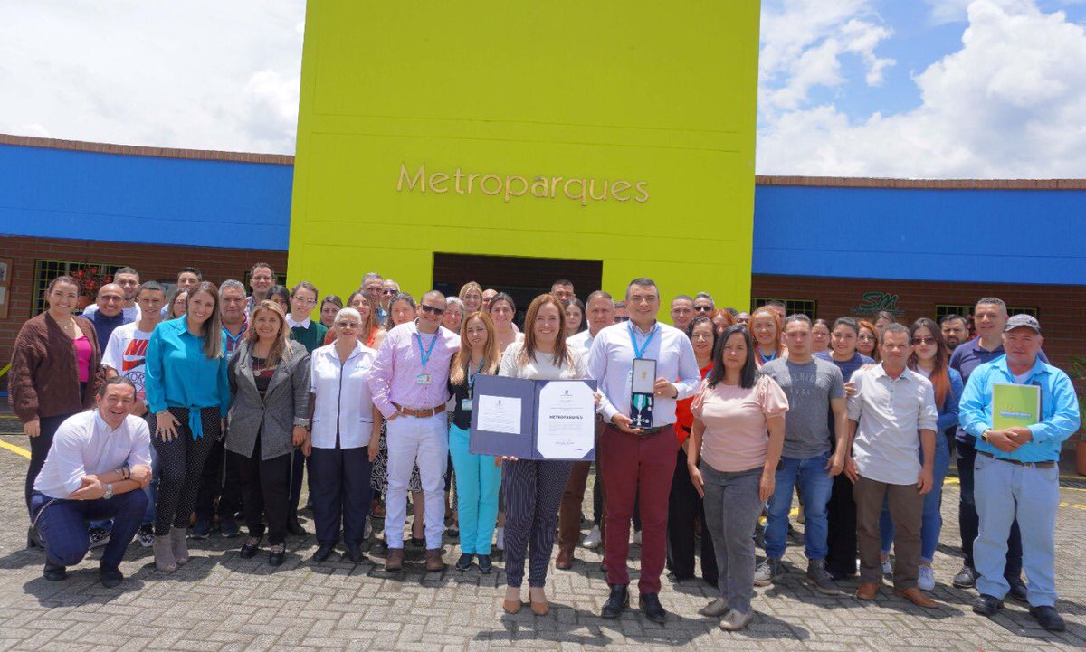 MetroparquesM's tweet image. Recibimos Medalla al Mérito Educativo y Cultural Porfirio Barba Jacob Categoría Plata de manos de nuestro alcalde @QuinteroCalle, por nuestros 20 años brindando alternativas de recreación y esparcimiento para el buen aprovechamiento del tiempo libre a los habitantes de la ciudad