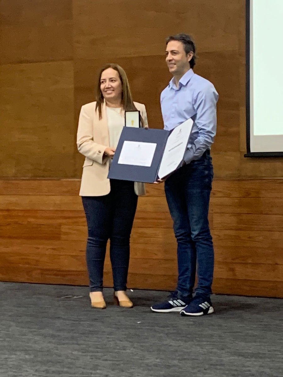 MetroparquesM's tweet image. Recibimos Medalla al Mérito Educativo y Cultural Porfirio Barba Jacob Categoría Plata de manos de nuestro alcalde @QuinteroCalle, por nuestros 20 años brindando alternativas de recreación y esparcimiento para el buen aprovechamiento del tiempo libre a los habitantes de la ciudad