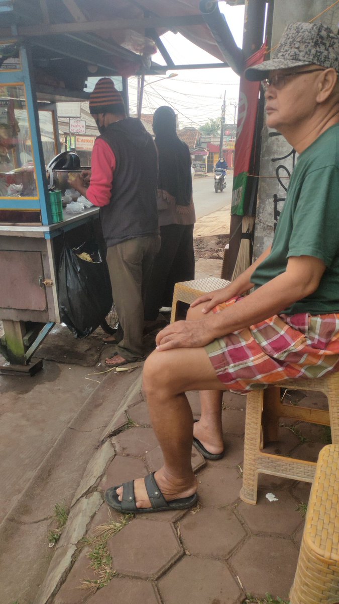 Apinketc's tweet photo. Cerita minggu pagi 28 Agustus 2022. Ketika sedang antre di tukang lontong sayur idaman di daerahnya, dagangannya laris karena rasa masakannya yang penuh kenikmatan. Harganya pun lebih tinggi daripada pasaran lontong sayur pada umumnya... https://t.co/lbcxWqIjJ0