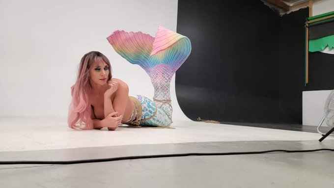 Behind the scenes from my mermaid shoot https://t.co/APaWki8ZEW