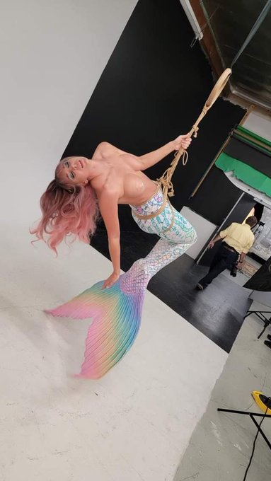 Behind the scenes from my mermaid shoot https://t.co/APaWki8ZEW