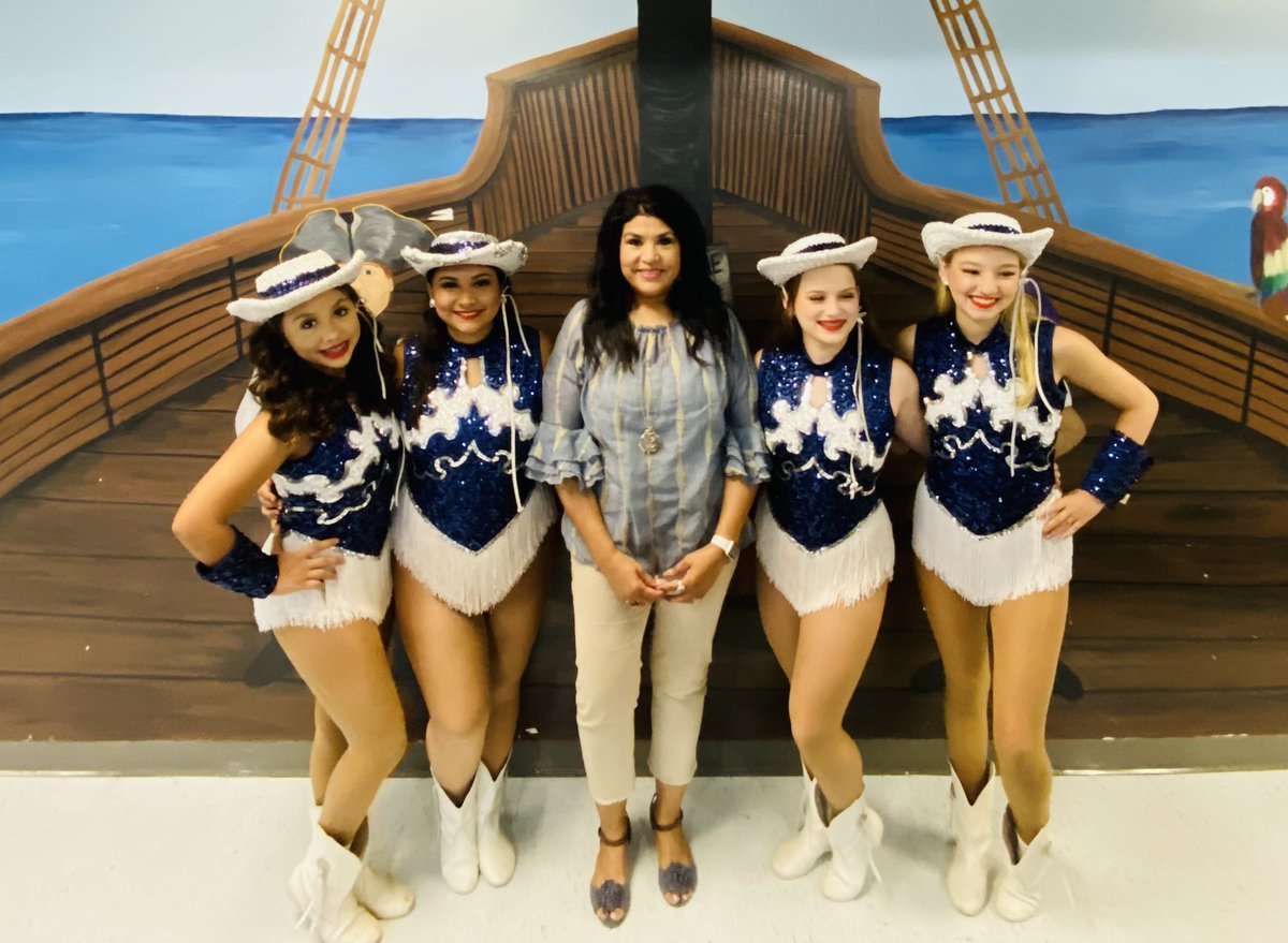 Bonham_BISD's tweet photo. @BryanISD @LaneBuban Thank you @BHSSHYANNES for visiting our school and greeting our students. We wish you the best on and a huge turnout on your dance clinic! 💚💙#onecommunityonefamily https://t.co/Ly6yfQCptD