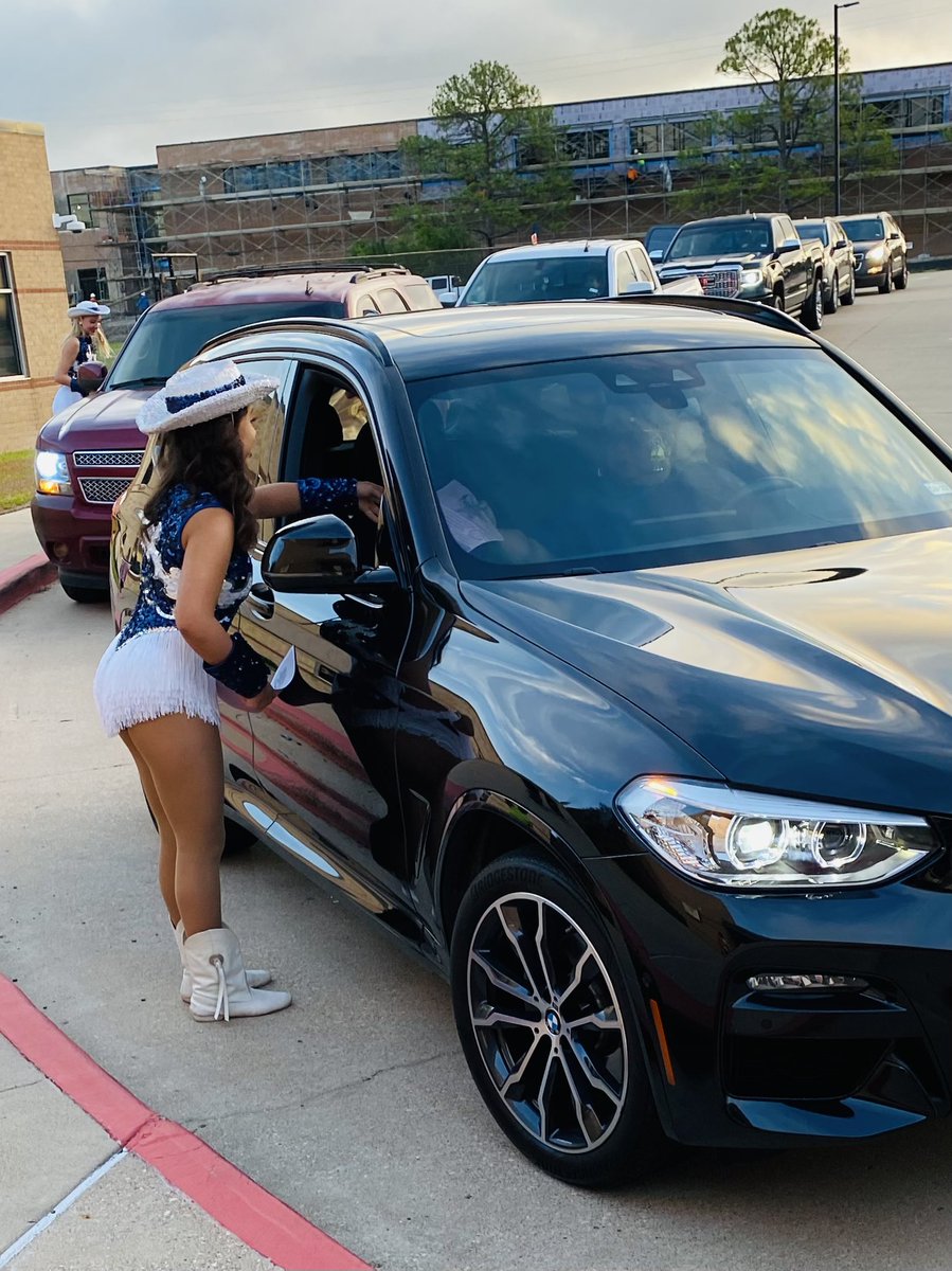 Bonham_BISD's tweet photo. @BryanISD @LaneBuban Thank you @BHSSHYANNES for visiting our school and greeting our students. We wish you the best on and a huge turnout on your dance clinic! 💚💙#onecommunityonefamily https://t.co/Ly6yfQCptD