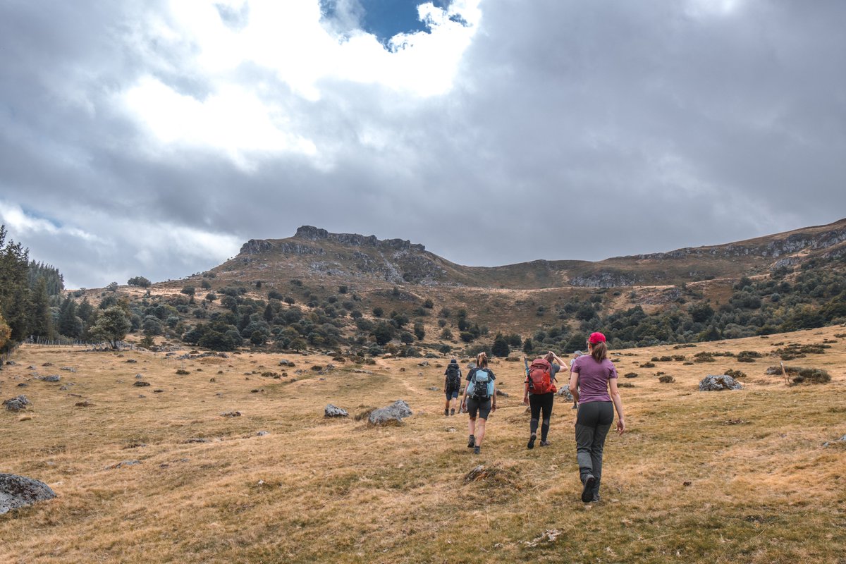 Terresdumilieu's tweet photo. Ce week-end, c'était #Cantal ! Un apéro-rando &amp; bivouac sous le signe de la bonne humeur, de la découverte et du volcan Cantalien 😃

Un grand merci à @OTHautesterres  🙏

#rando #bivouac #itinerance #trek #gr400 https://t.co/5blO0Vw1z7