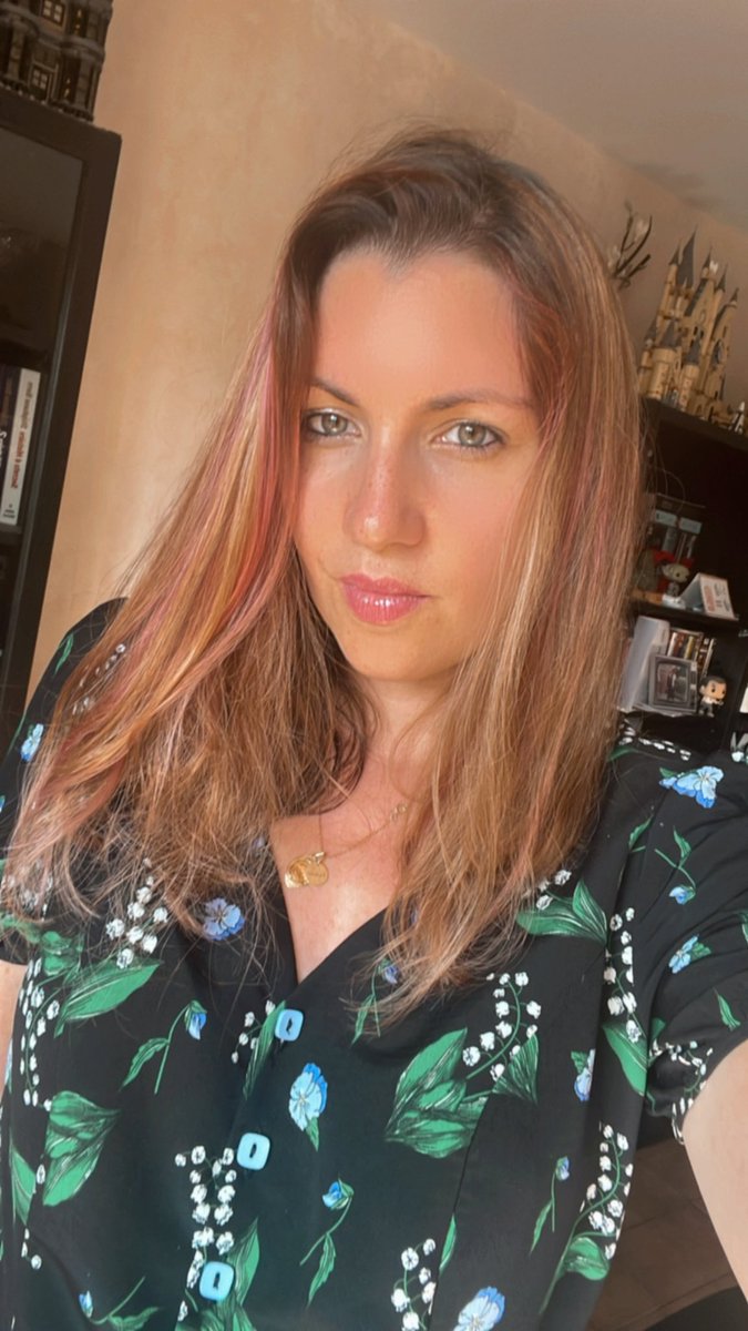 HeleneCombe's tweet photo. New year, new hair 💁‍♀️ #pinkisback https://t.co/ZpzQ57y2ra