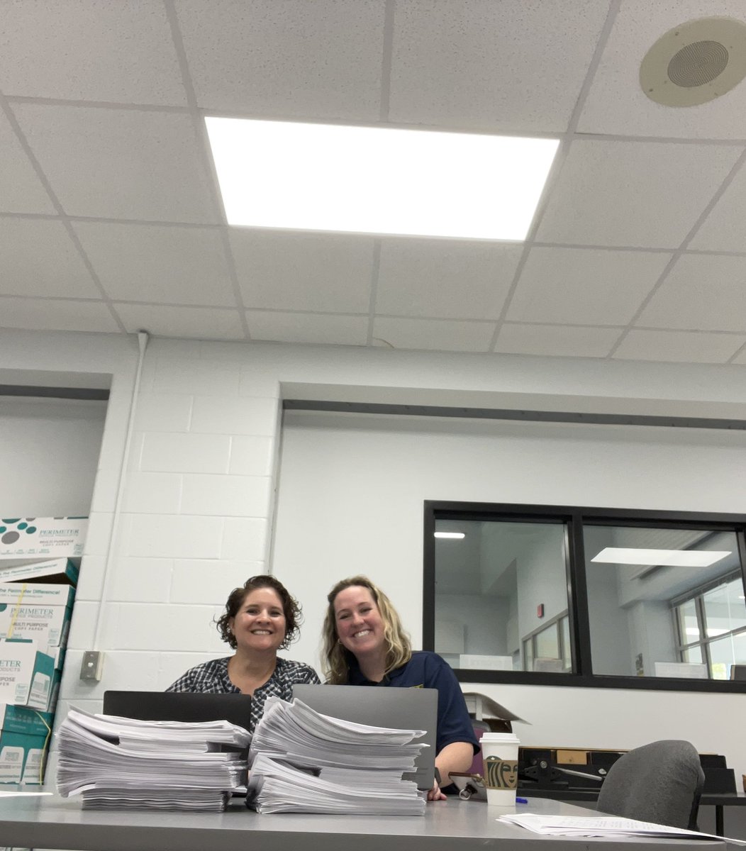 Profe_Inchauste's tweet photo. ¿Dónde están las profes? Swallowed behind a week worth of Spanish planning! @AMMSLions https://t.co/nuniAIGYTQ
